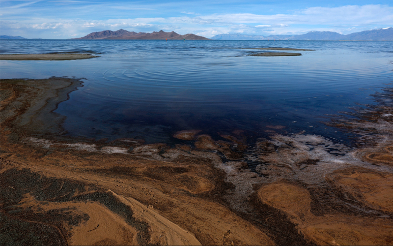 A drone shot of the Great Salt Lake getting smaller—and saltier. 
