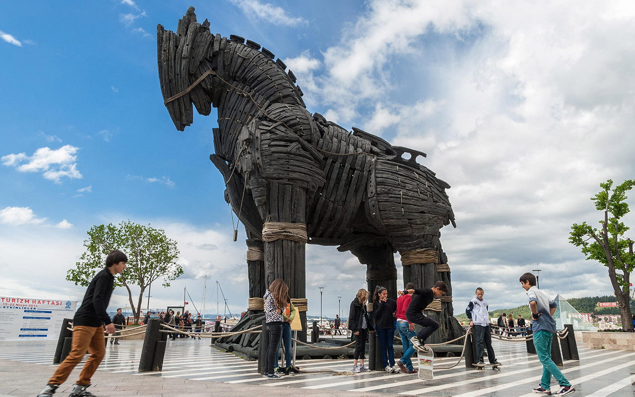 A giant wooden horse set in the center of Çanakkale, surrounded by pedestrians